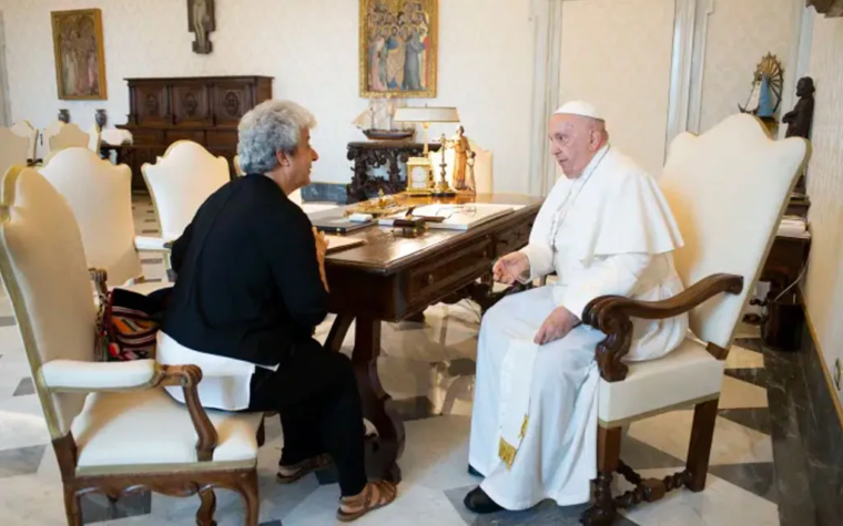 El Papa Francisco se reúne con una cercana colaboradora de Rupnik