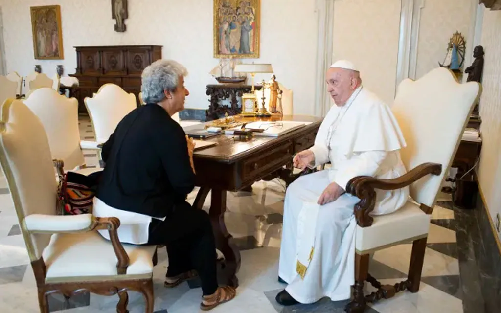 El Papa Francisco se reúne con una cercana colaboradora de Rupnik