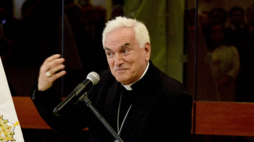 Polémica por Nuncio que usó una casulla con diseño “animal print” en Misa en Italia
