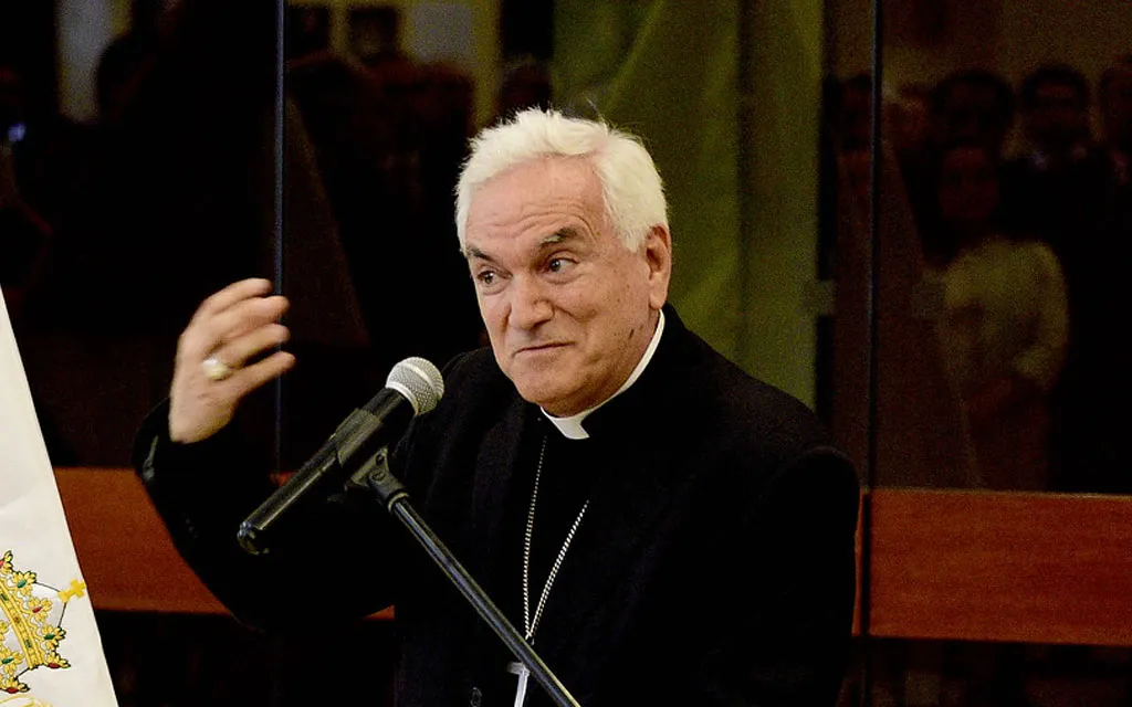 Polémica por Nuncio que usó una casulla con diseño “animal print” en Misa en Italia