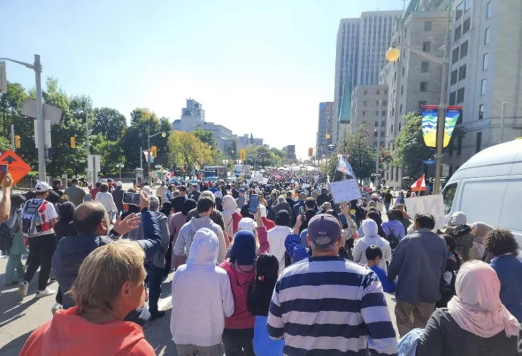 Multitudes de padres marchan en Canadá contra el adoctrinamiento de género