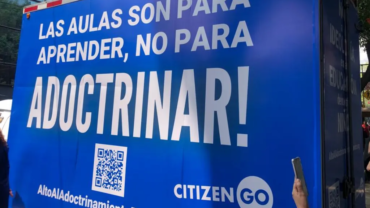 Camión recorre Ciudad de México con mensaje contra el adoctrinamiento de niños en escuelas