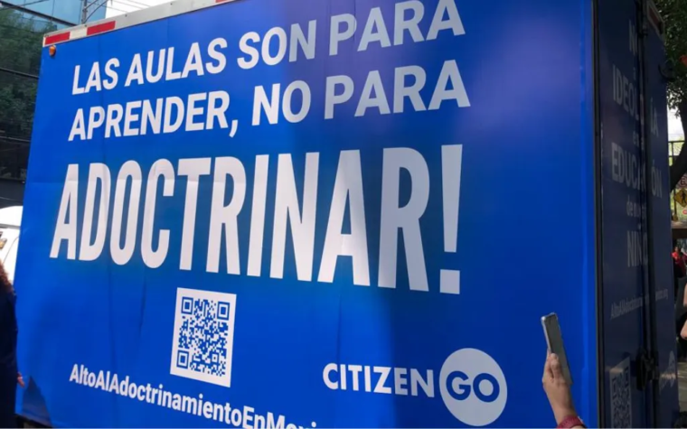 Camión recorre Ciudad de México con mensaje contra el adoctrinamiento de niños en escuelas