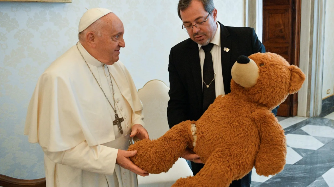 El Papa Francisco recibe “regalo simbólico” procedente de un bombardeo en Ucrania