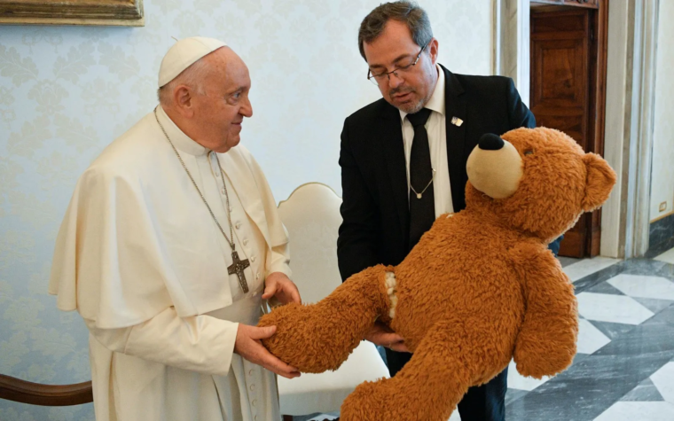 El Papa Francisco recibe “regalo simbólico” procedente de un bombardeo en Ucrania