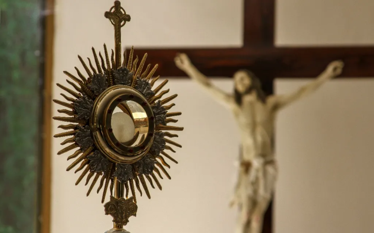 Arzobispo se une al dolor de una parroquia ante el robo de Jesús Sacramentado