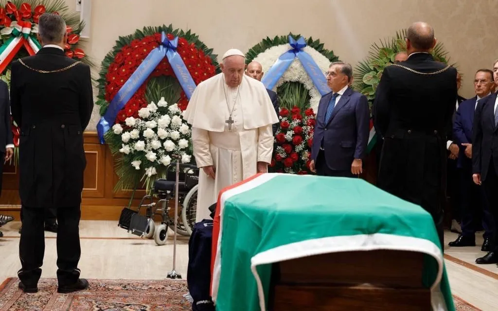 El Papa visita la capilla ardiente del expresidente italiano Giorgio Napolitano