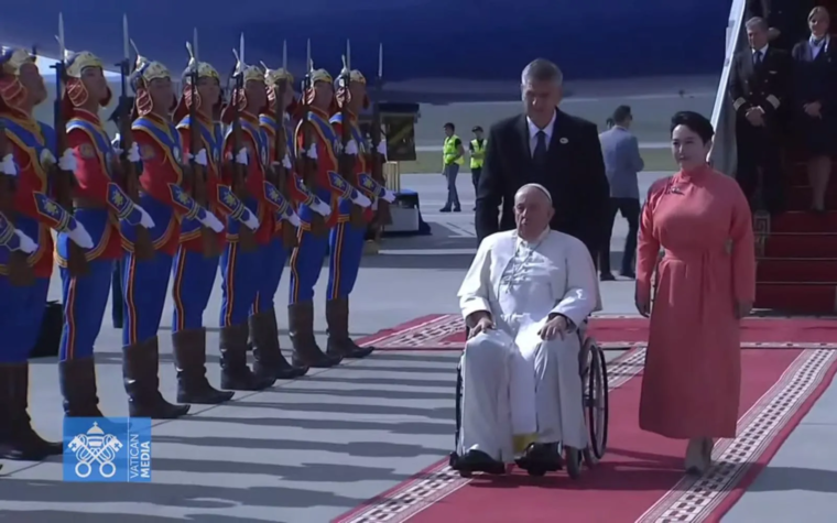 El Papa Francisco llega a Mongolia y comienza histórica visita