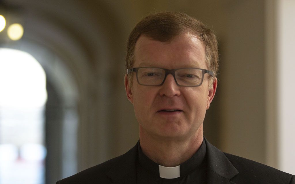 El celibato no es una causa directa de abuso, asegura jesuita experto