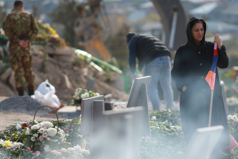 Explosión mata a 68 refugiados armenios mientras miles huyen de Nagorno-Karabaj