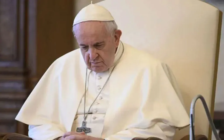 El Papa Francisco reza por las víctimas del incendio en una boda cristiana en Irak