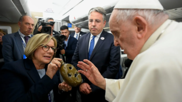El Papa bendice la botella agujereada de un soldado ucraniano que sobrevivió a las balas