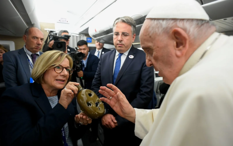 El Papa bendice la botella agujereada de un soldado ucraniano que sobrevivió a las balas