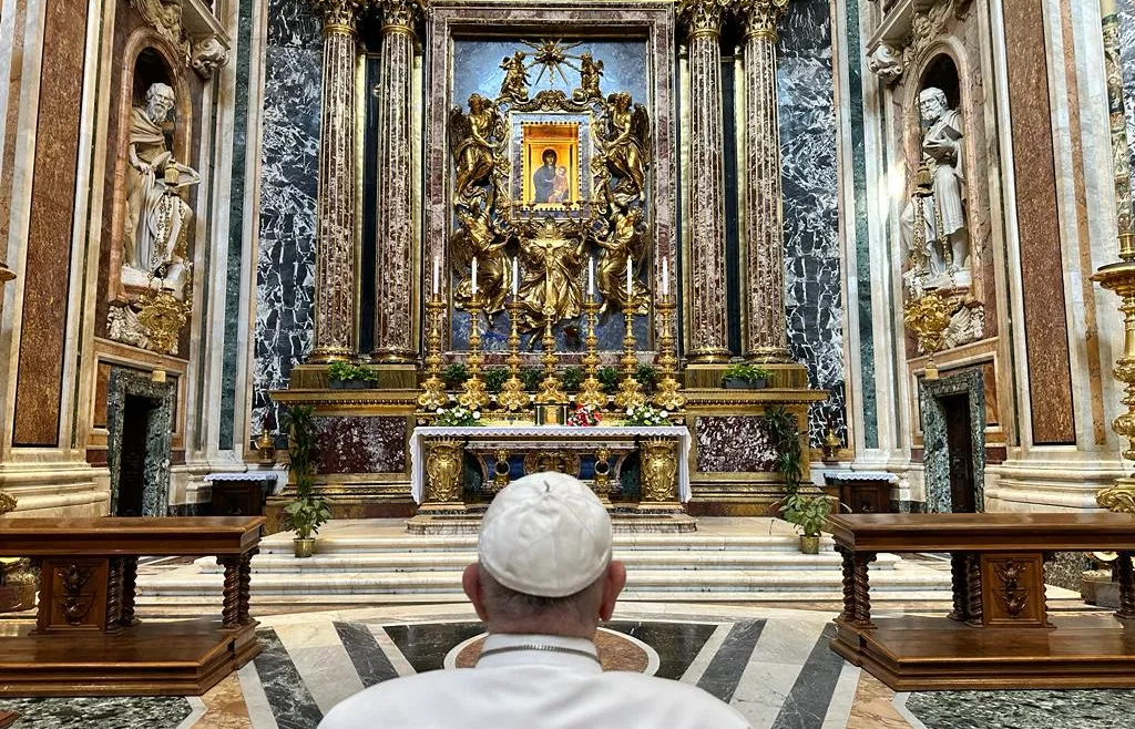El Papa Francisco agradece su viaje a Mongolia a la Virgen de Santa María la Mayor