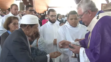 Arzobispo da la Comunión a jeque musulmán en Misa de exequias de Cardenal