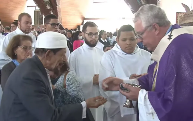 Arzobispo da la Comunión a jeque musulmán en Misa de exequias de Cardenal