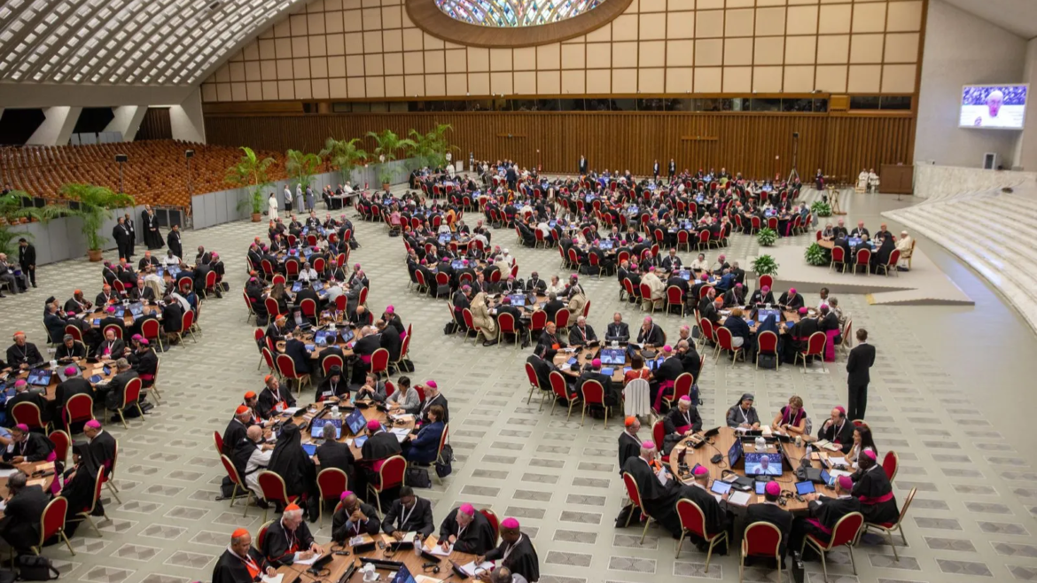 Relator general del Sínodo explica por qué se dialoga en mesas redondas