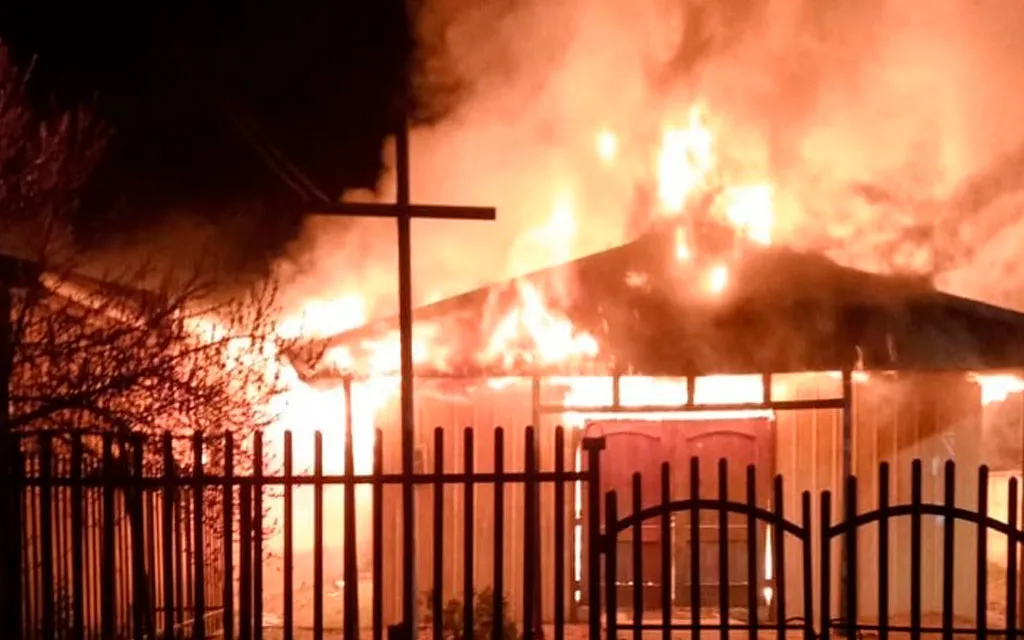 Denuncian incendios intencionales contra dos templos en Chile