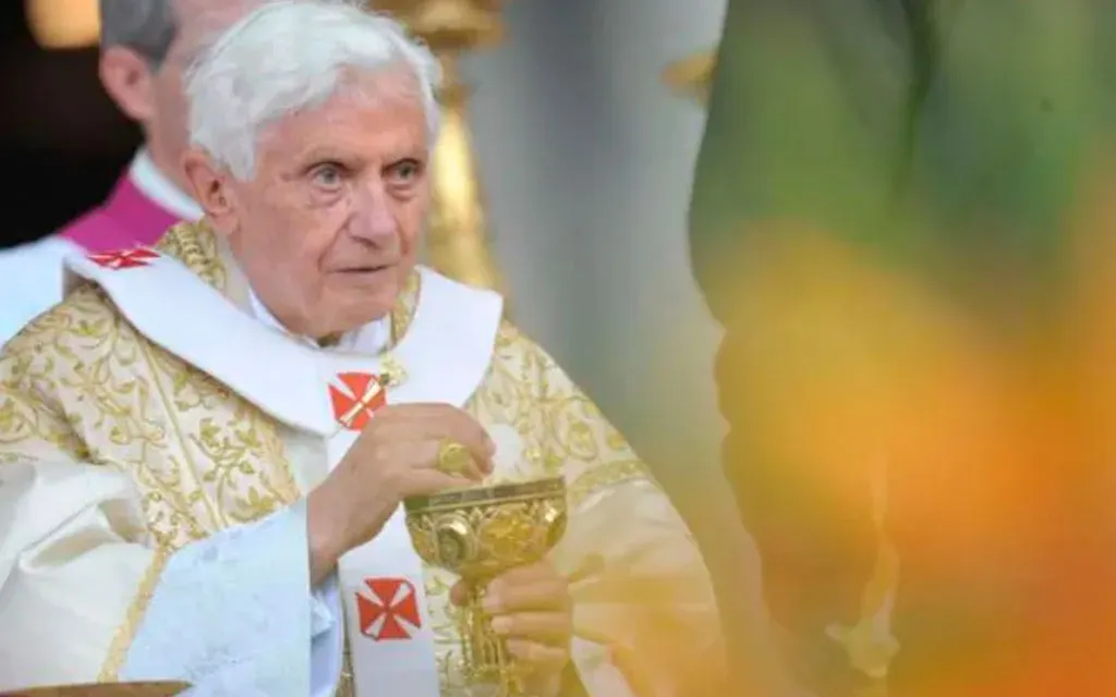 Detienen a sospechoso del robo de la cruz pectoral de Benedicto XVI