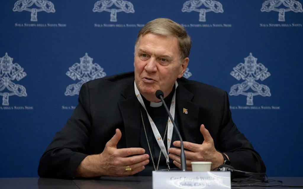 Cardenal en el Sínodo habla sobre católicos “LGBTQ+” y aquellos que aman la Misa tradicional