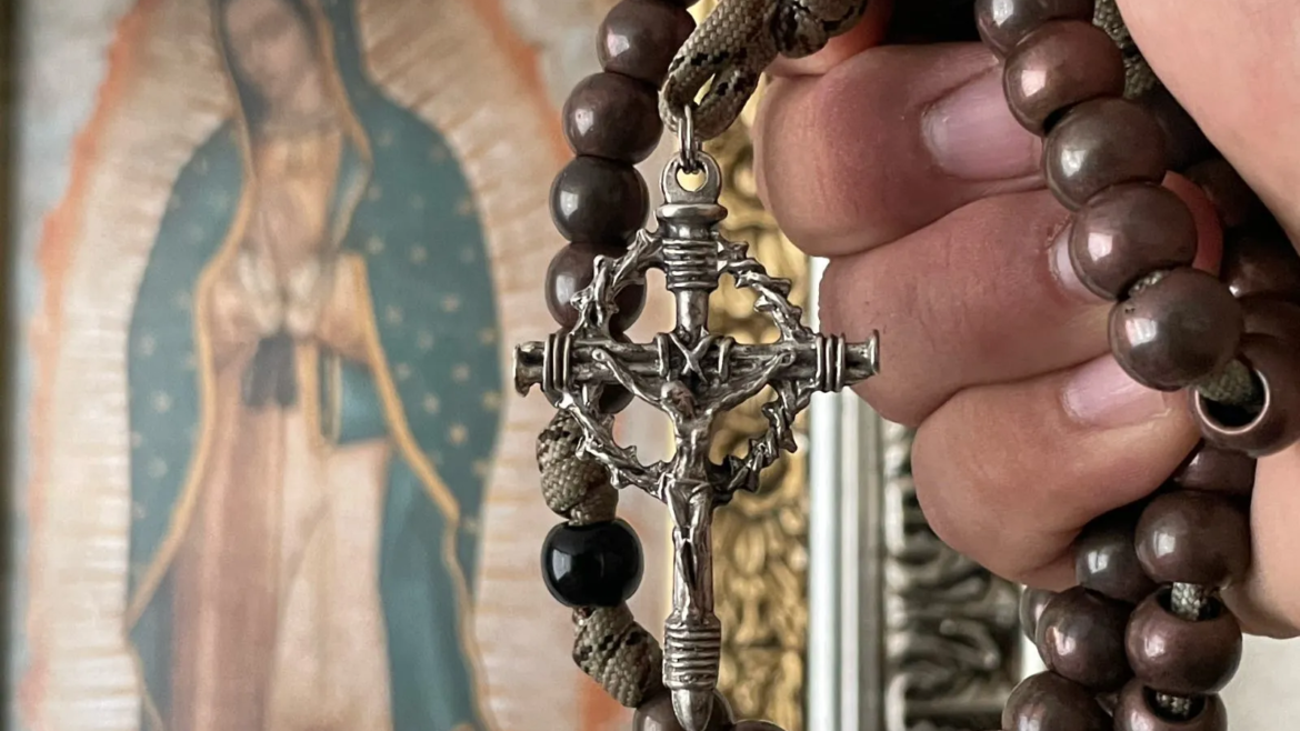 El Papa Francisco anima a “experimentar la belleza del rezo del Rosario” en octubre