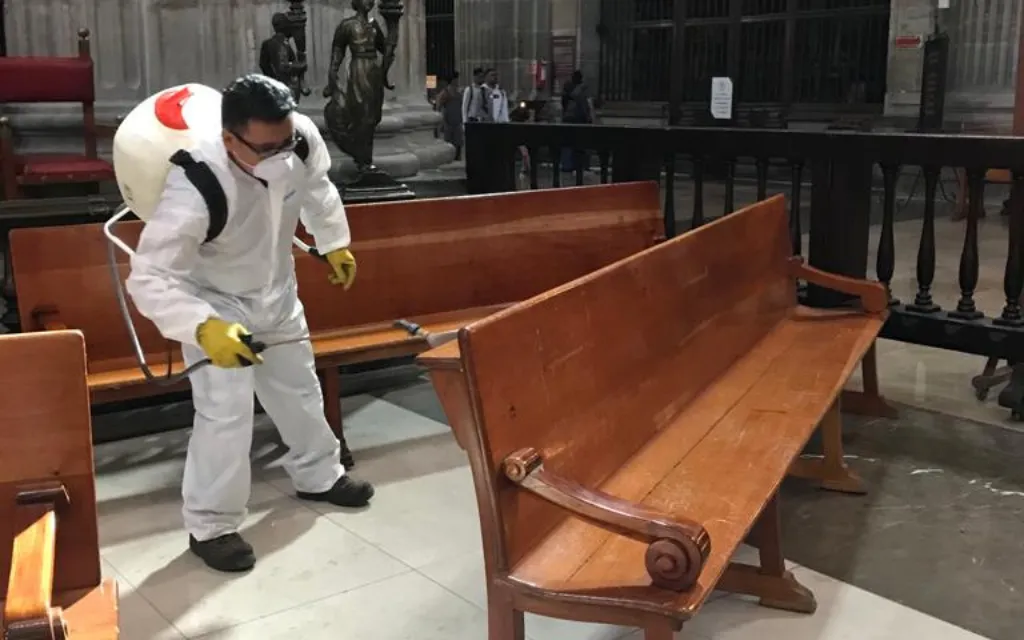 Fumigan Catedral ante presunta plaga de insectos en Ciudad de México