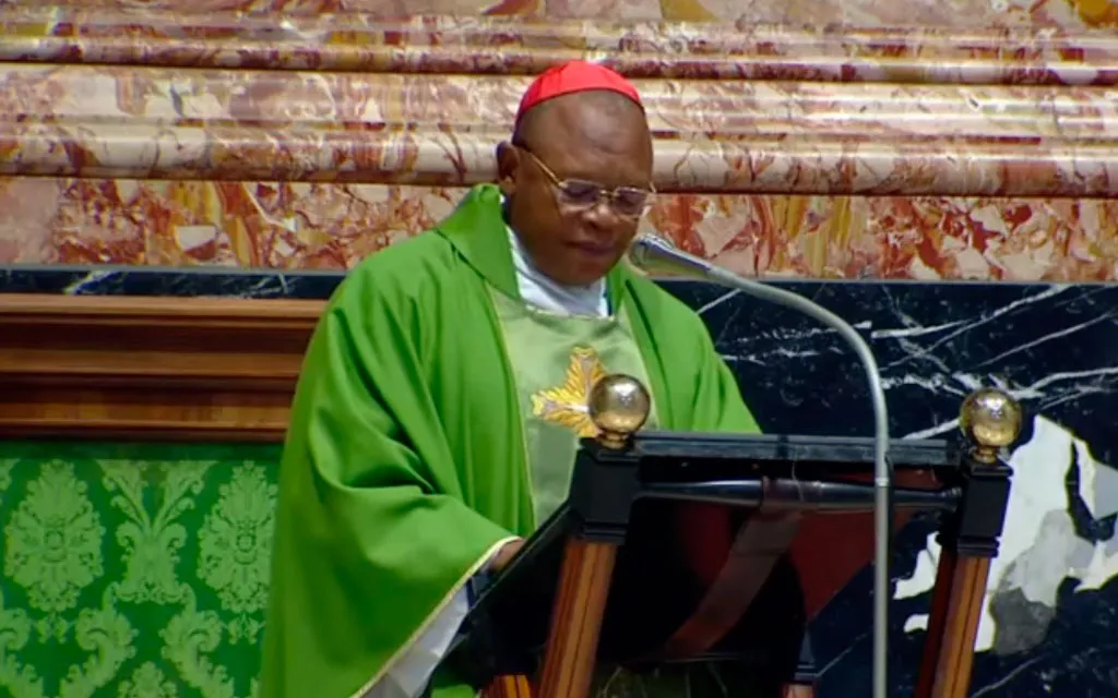 Debemos luchar con valentía contra el Maligno, alienta Cardenal en el Sínodo