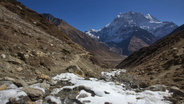 Dos sacerdotes eslovacos alcanzan la cima de uno de los picos del Himalaya