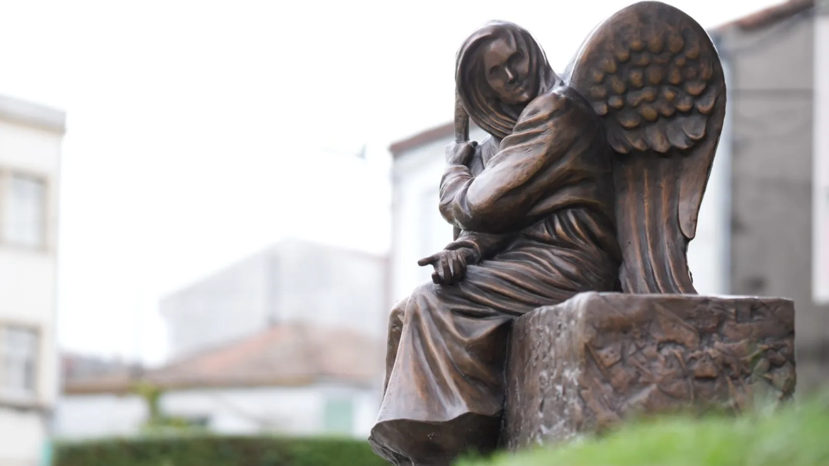 “Be Welcoming”: Escultura de un ángel recuerda la hospitalidad en el Camino de Santiago
