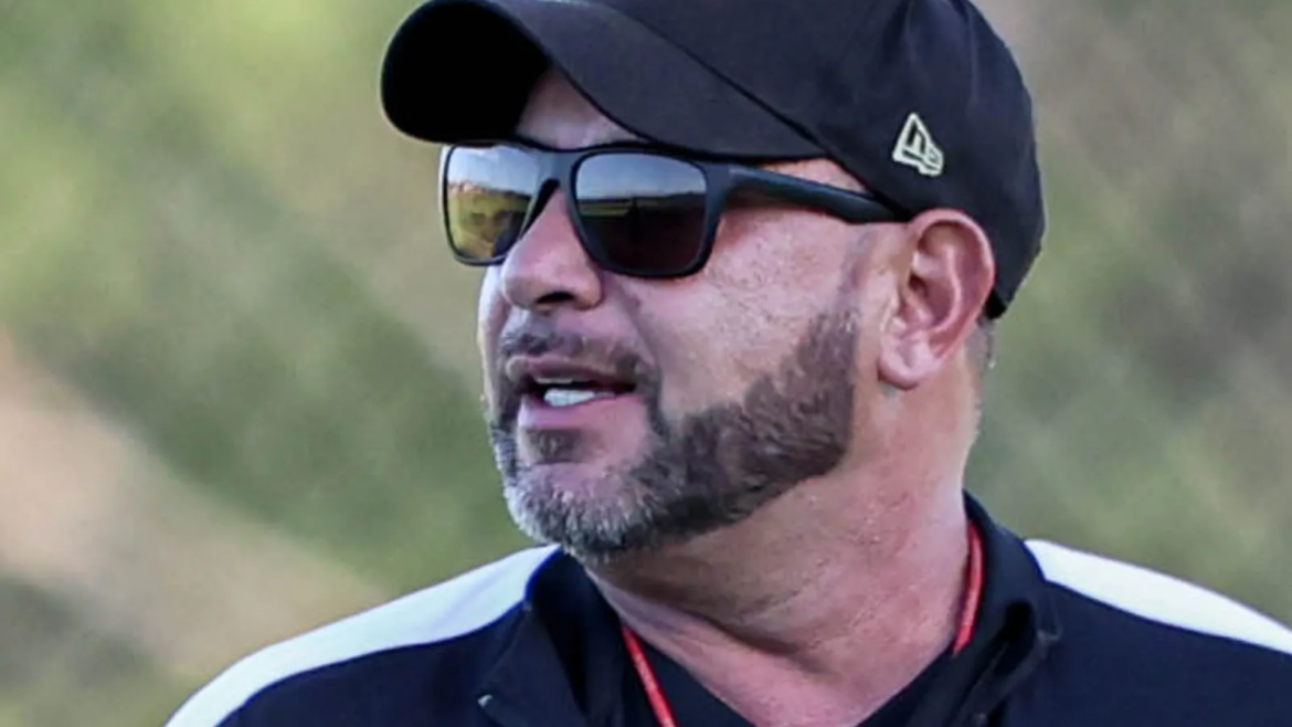 Multan a entrenador de fútbol por vestir camisa con imagen de la Virgen de Guadalupe en México