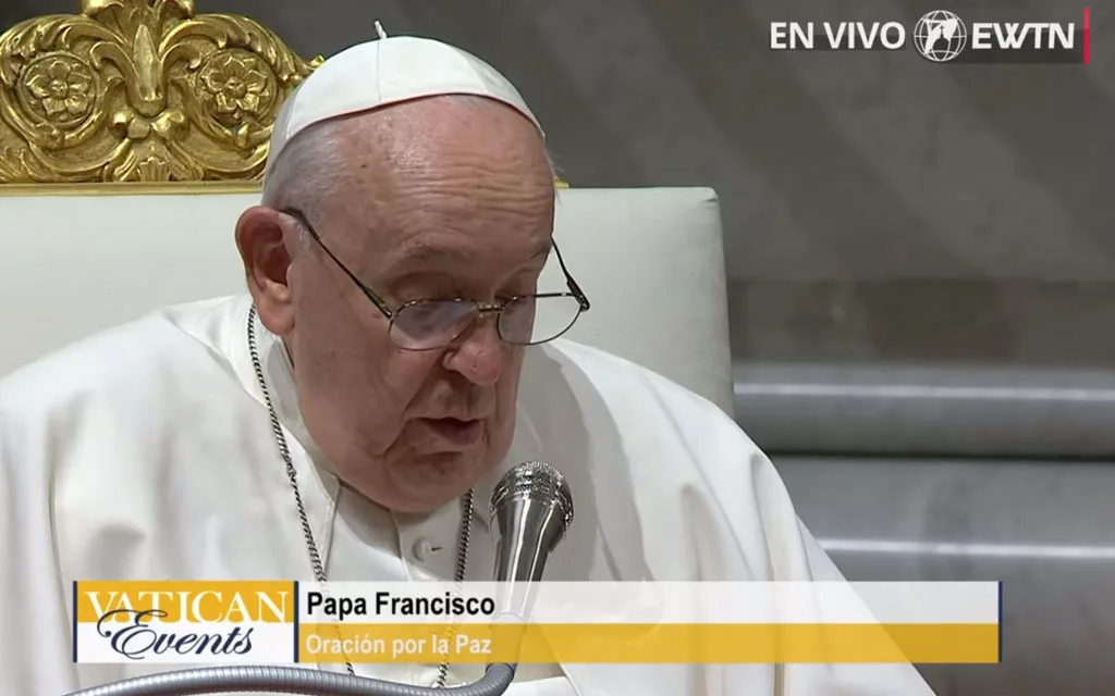 El Papa Francisco consagra el mundo golpeado por la guerra a la Virgen María y ruega por la paz