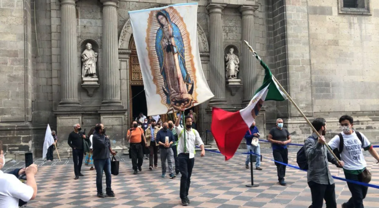 Cientos se reunirán en el Zócalo de Ciudad de México a fin de rezar el Rosario