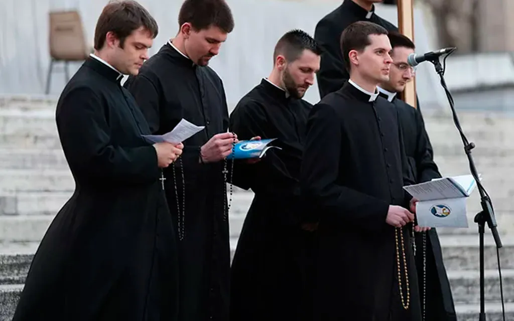 Exorcista mexicano destaca importancia de que los sacerdotes usen sotana