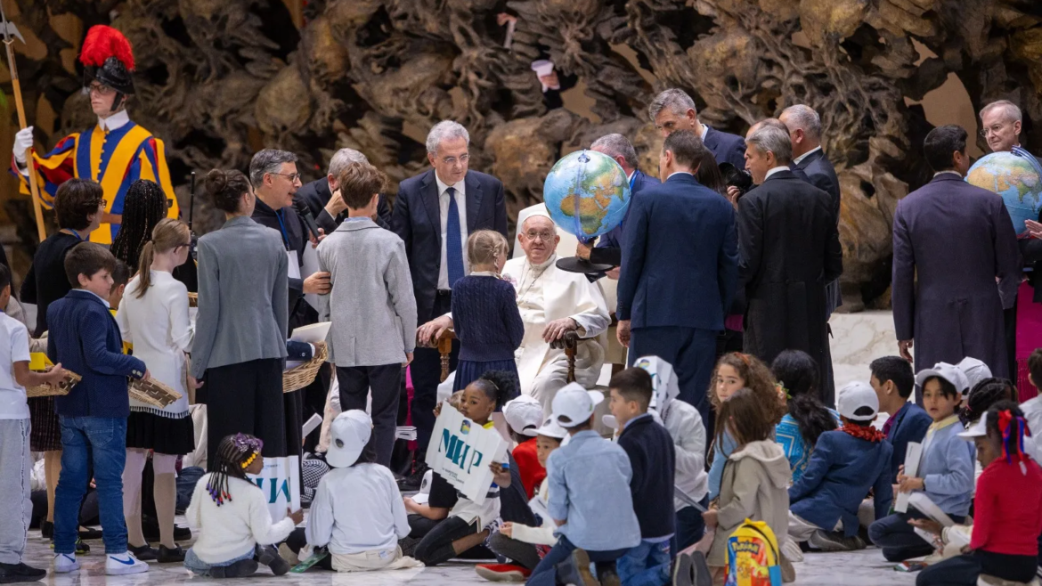 Miles de niños de todo el mundo se encuentran con el Papa Francisco en el Vaticano