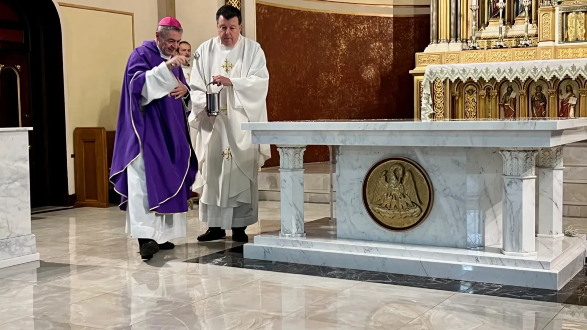 Sacerdote pide disculpas por controversial video musical que se grabó en su iglesia