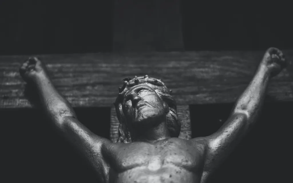 Suspenden a sacerdote acusado de cometer un delito sexual