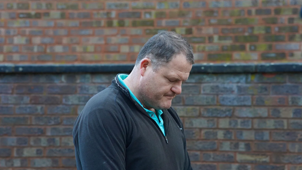 Veterano del ejército británico enfrenta cargos por rezar frente a centro de abortos