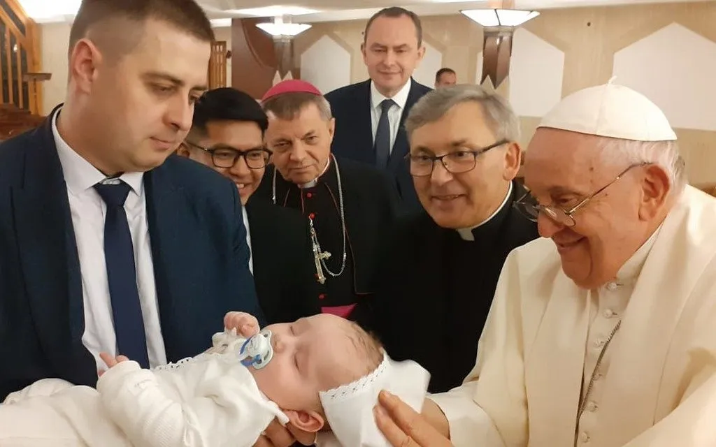 El Papa Francisco bautiza a un niño de Ucrania en el Vaticano