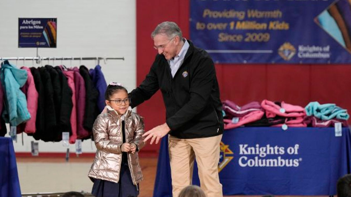 Caballeros de Colón donan el abrigo número 1 millón de su programa "Abrigos para Niños”