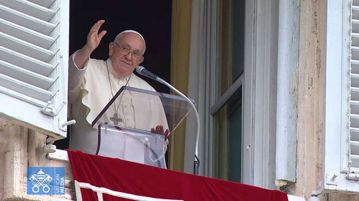 Papa Francisco en el Ángelus: Los santos son “nuestros amigos” y no “héroes lejanos”