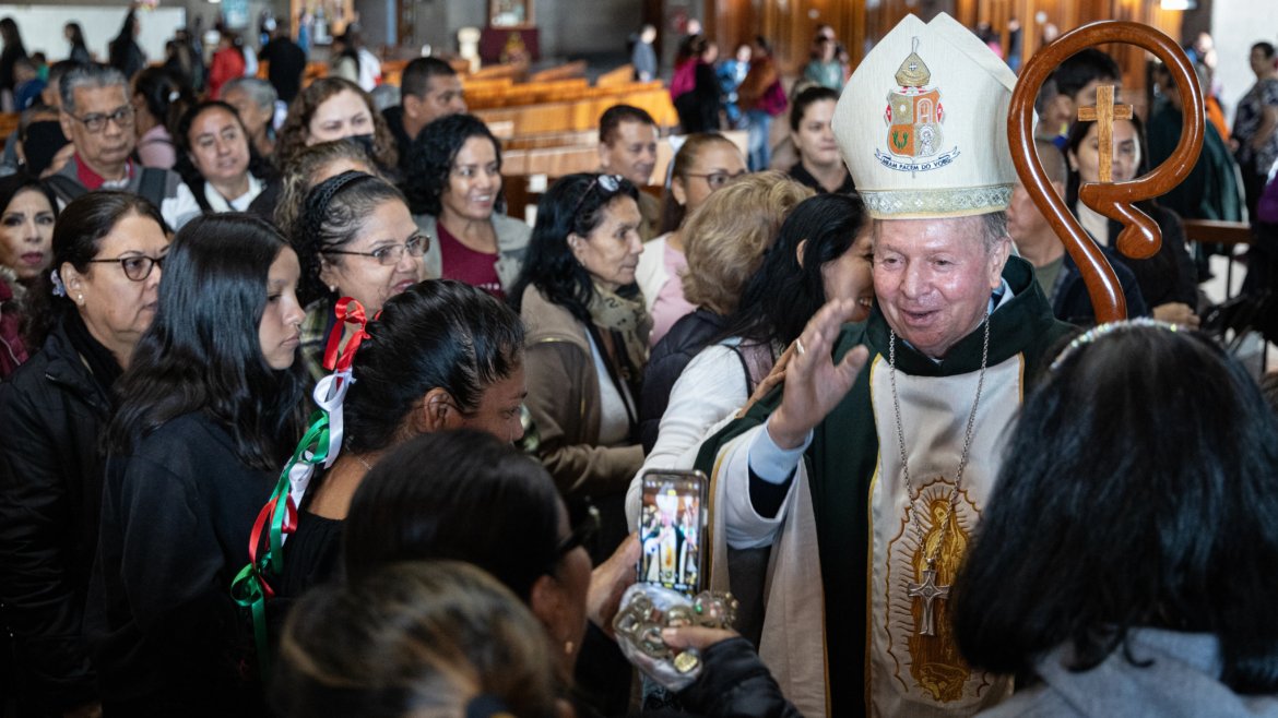 Obispo de zona golpeada por la violencia reza por la paz a los pies de la Virgen de Guadalupe