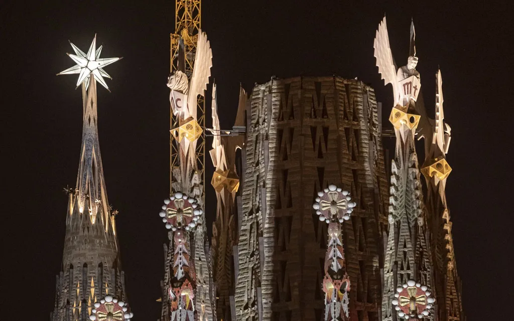 Bendicen e iluminan las torres de los 4 evangelistas en la Sagrada Familia en Barcelona