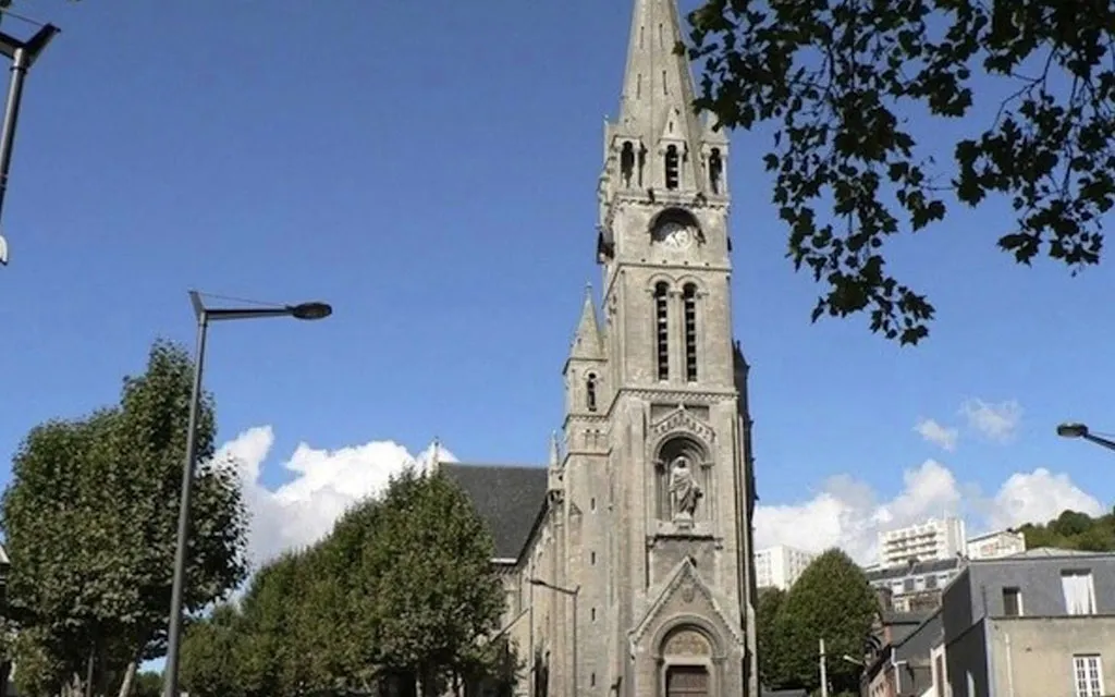 Vandalizan altar y roban vasos sagrados de Basílica del Sagrado Corazón en Francia
