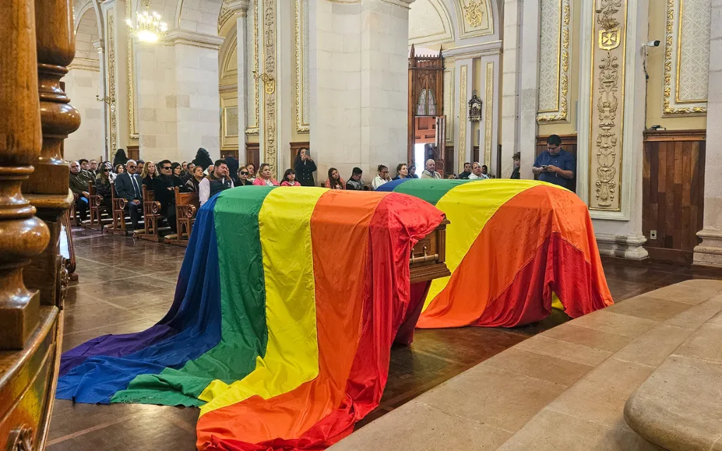 Arzobispo justifica colocación de banderas LGBT sobre ataúdes en catedral mexicana