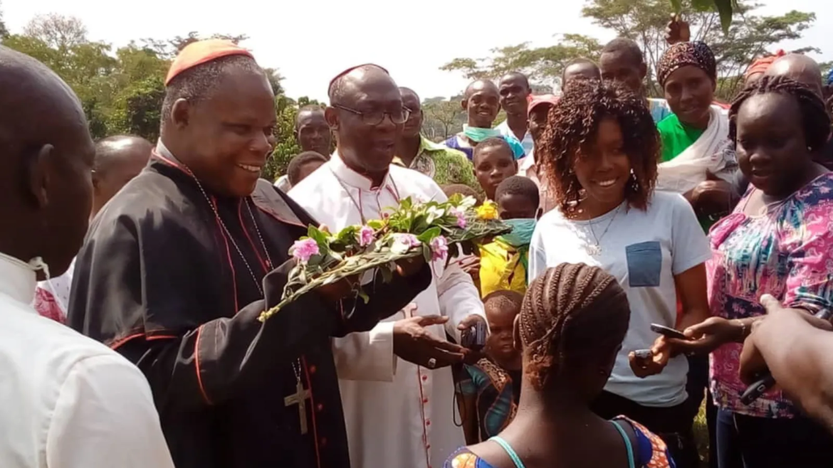 Cardenal recorre país en guerra para recordar a la población que Dios no los ha olvidado
