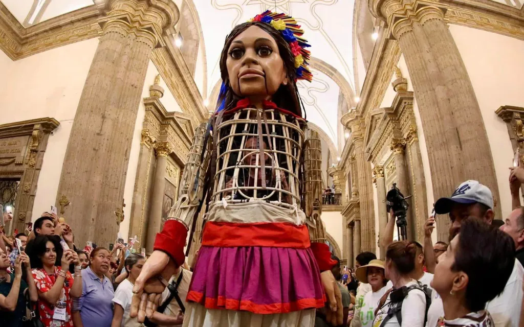 Marioneta de “Pequeña Amal” visitó santuarios de la Virgen de Guadalupe y Zapopan en México
