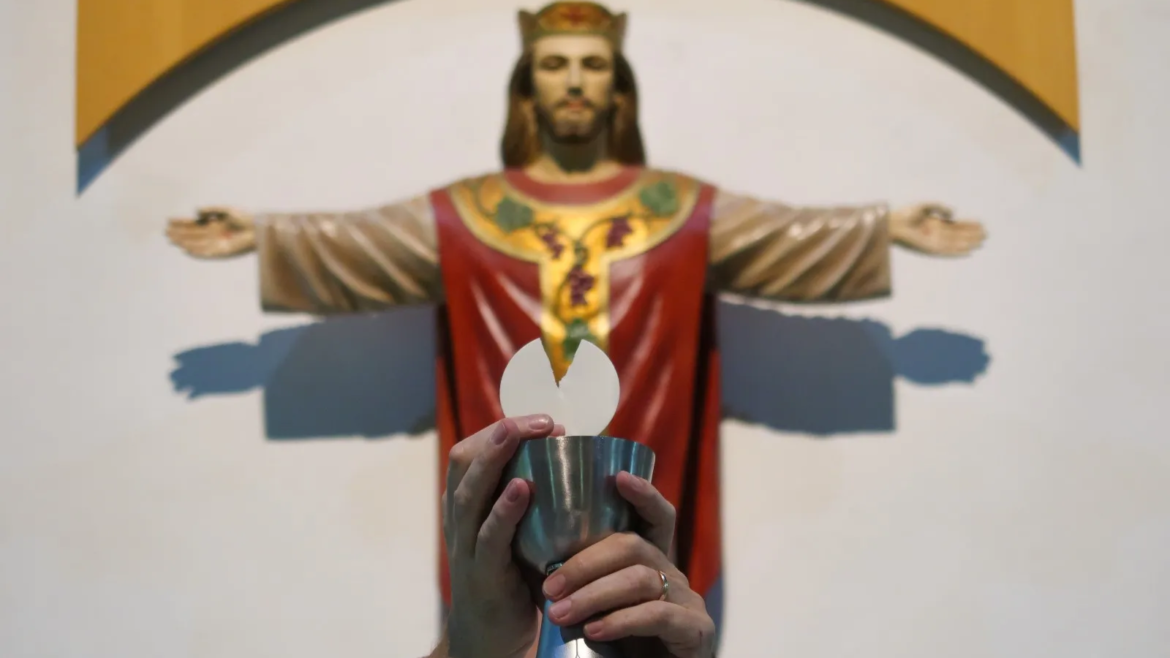 Obispo llama a los laicos a colaborar con el “reinado social” de Cristo