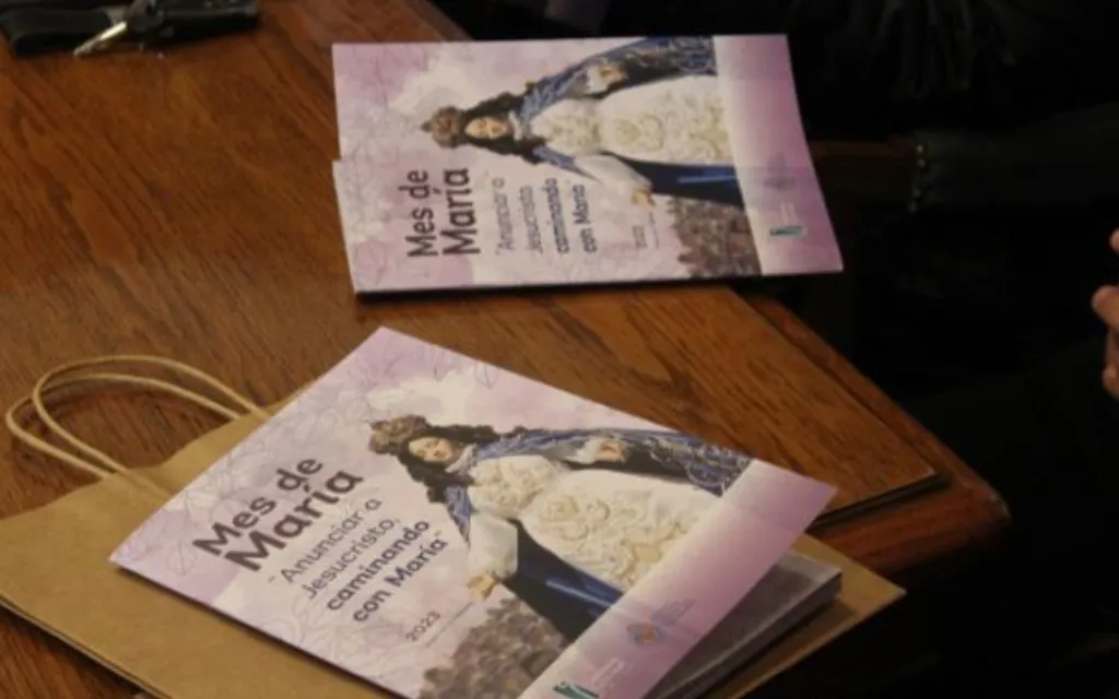 Presentan un libro para acompañar el Mes de María en Chile