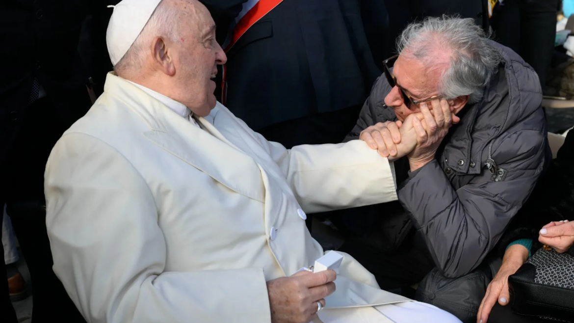 Papa Francisco: Evangelizar no es gritar el nombre de Jesús desde un balcón, hay que bajar a la calle