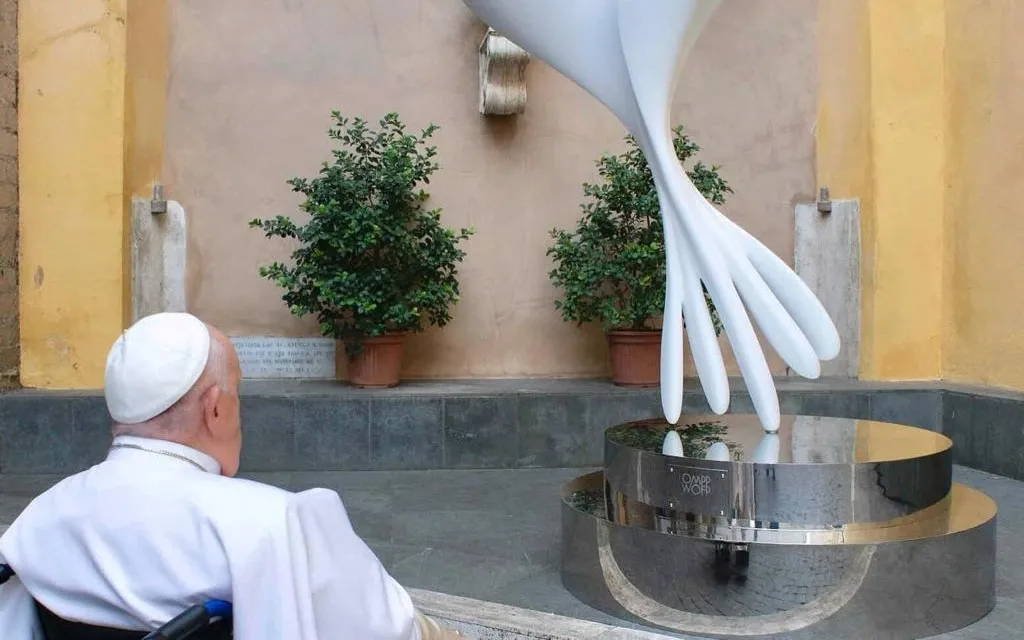 El Papa Francisco bendice escultura del proyecto “Plazas por la Paz” en el Vaticano